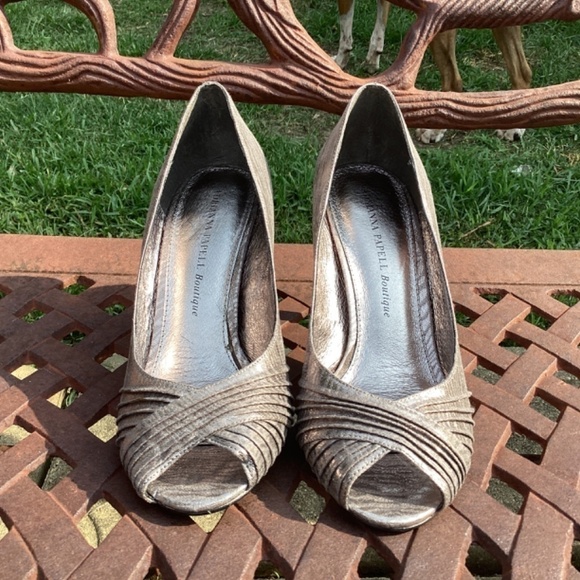 Aidrianna Papell Boutique Silver Metallic Satin Peep Toe Pump Heels Size 8.5 - Picture 4 of 10
